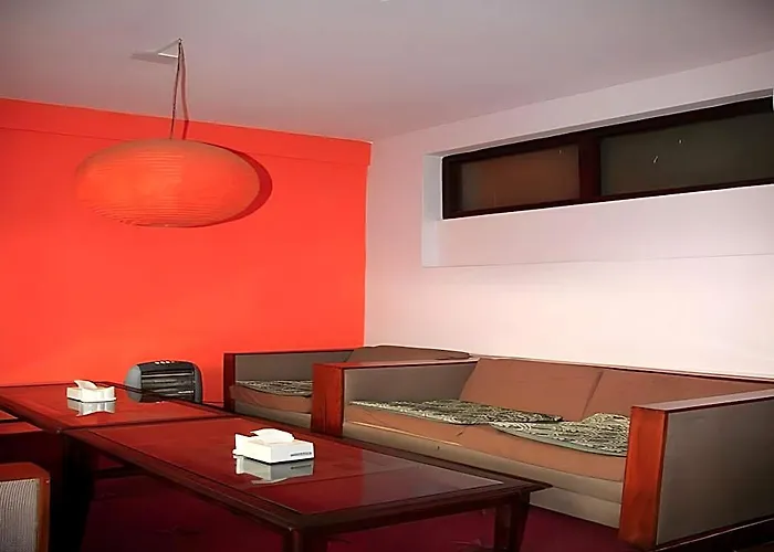 Hotel Earth House 2*