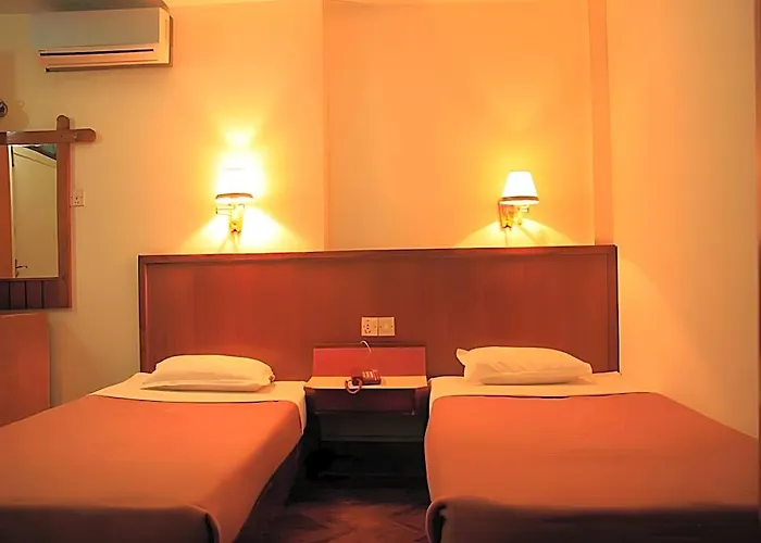 Earth House Hotel 2*