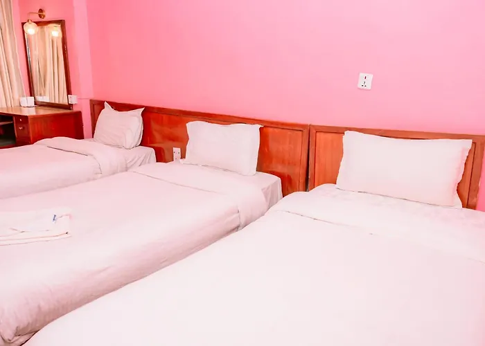 Earth House Hotel 2*