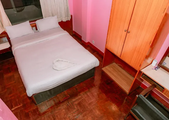 Hotel Earth House 2*