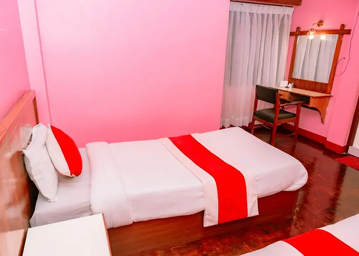Earth House Hotel 2*
