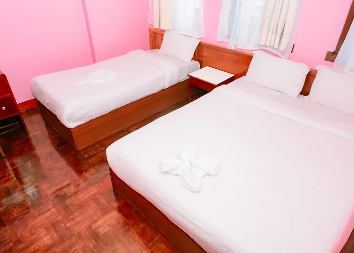 Earth House Hotel 2*