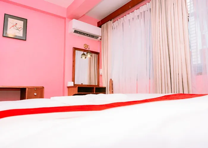 Earth House Hotel 2*