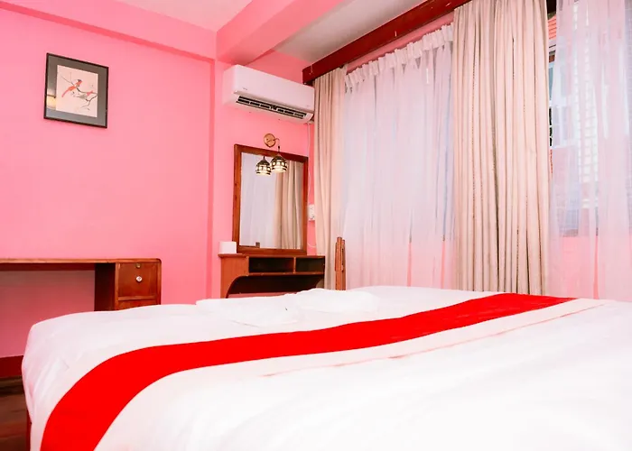 Hotel Earth House 2*
